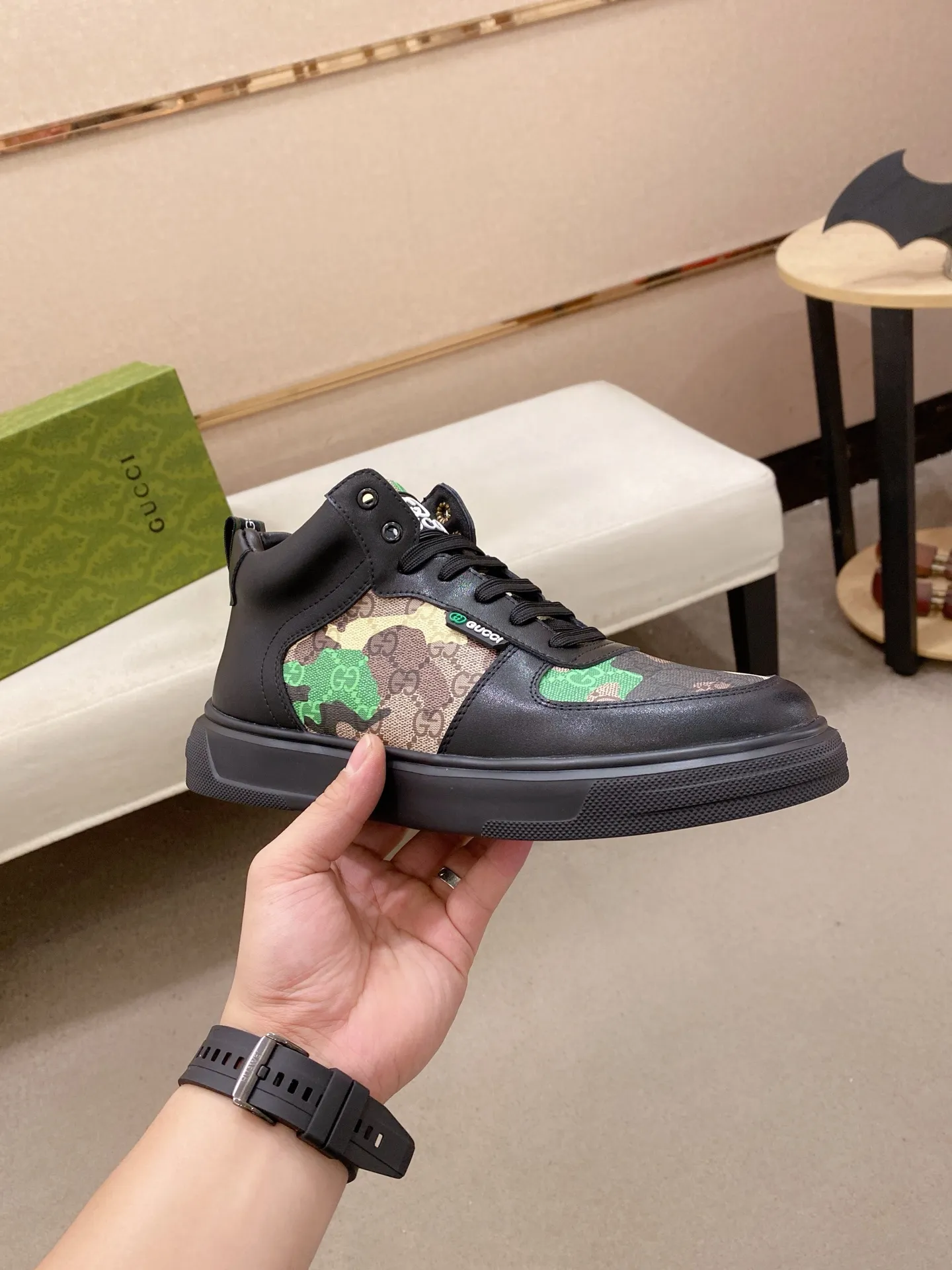 Factory price: 420💰 (GUCCI) The latest model from the official website🎁🎁Casual and fashionable men's shoes👟, hot style💥The version is simple and elegant, exclusive for trendy men. The unique latest brand elements from the official website👑Original Gucci decoration, fashionable and generous, the fabric is original cowhide ✅Mesh breathable lining, the official website specifies wear-resistant casual outsole, the classic model is taken in kind at the counter🎬38-44 (can be customized for 45 non-refundable)